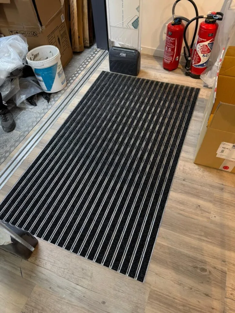 Tapis en rail aluminium, réalistion de Tapis-logo.com