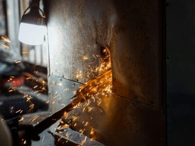 Électricité statique et sécurité en entreprise : Comment la prévenir et la contrôler ?