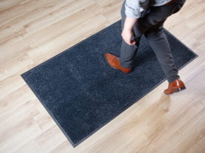 Tapis Anti-Poussière vs Tapis Absorbant : Lequel Choisir pour Votre Entreprise ?