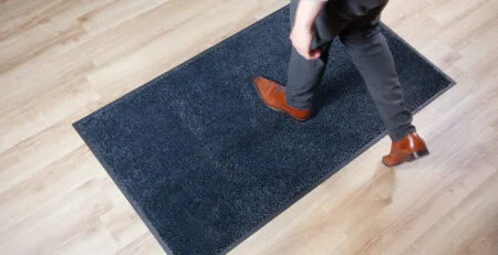 Tapis Anti-Poussière vs Tapis Absorbant : Lequel Choisir pour Votre Entreprise ?