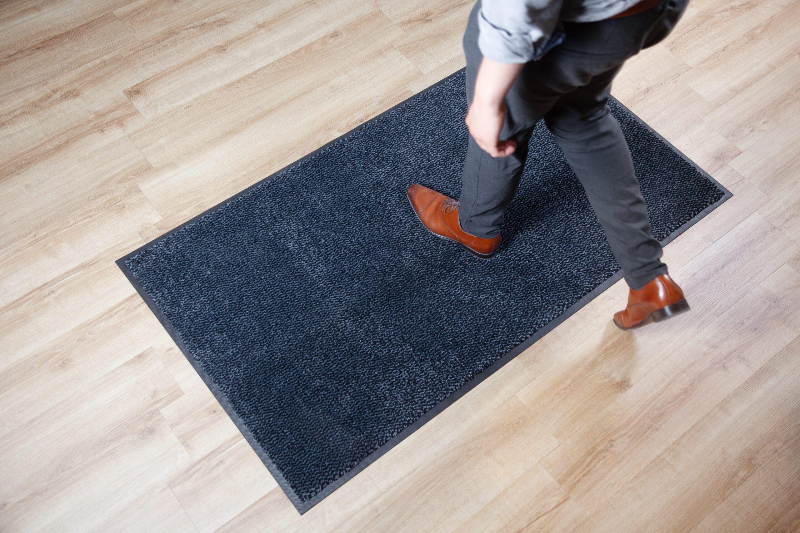 Tapis Anti-Poussière vs Tapis Absorbant : Lequel Choisir pour Votre Entreprise ?
