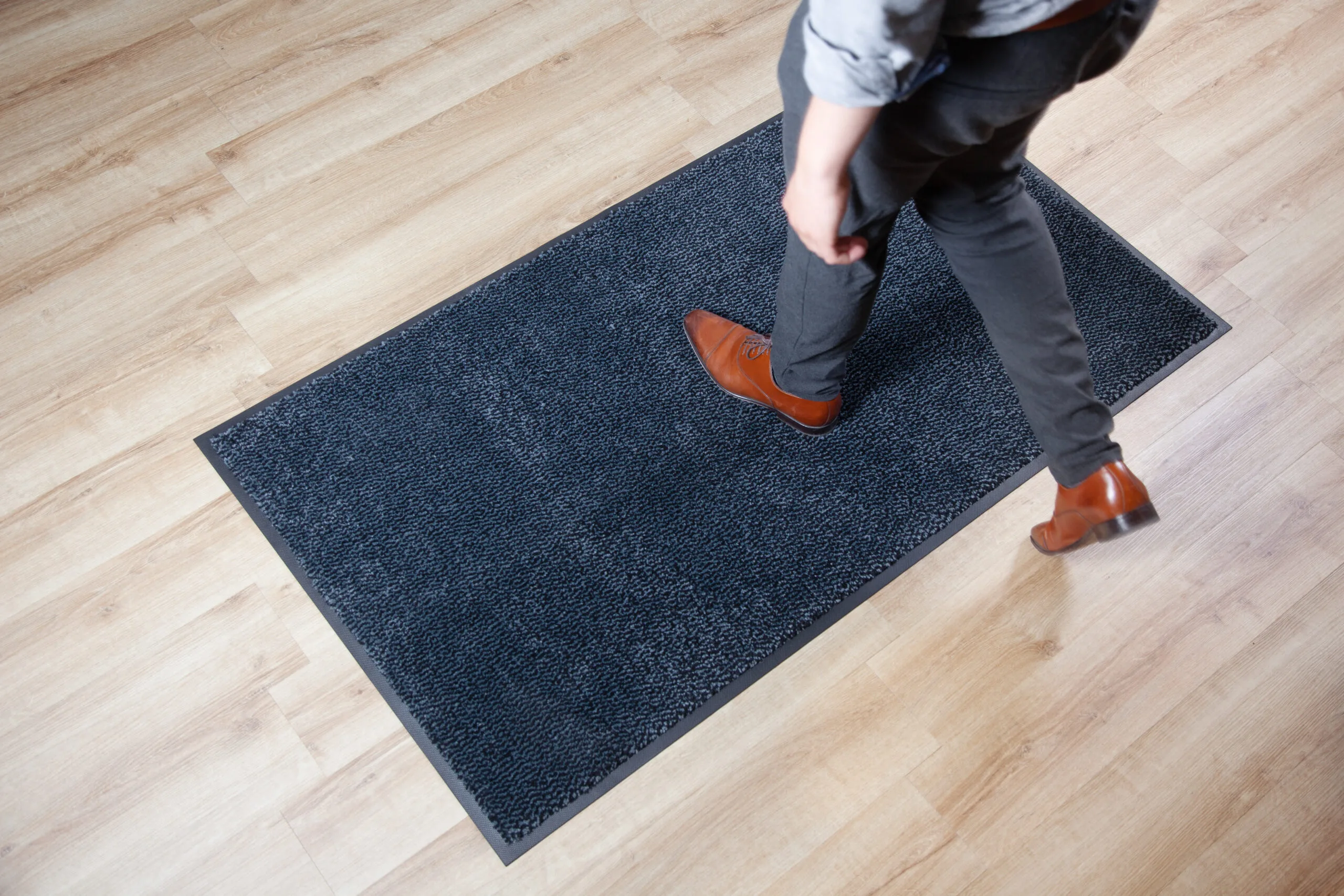 Tapis Anti-Poussière vs Tapis Absorbant : Lequel Choisir pour Votre Entreprise ?