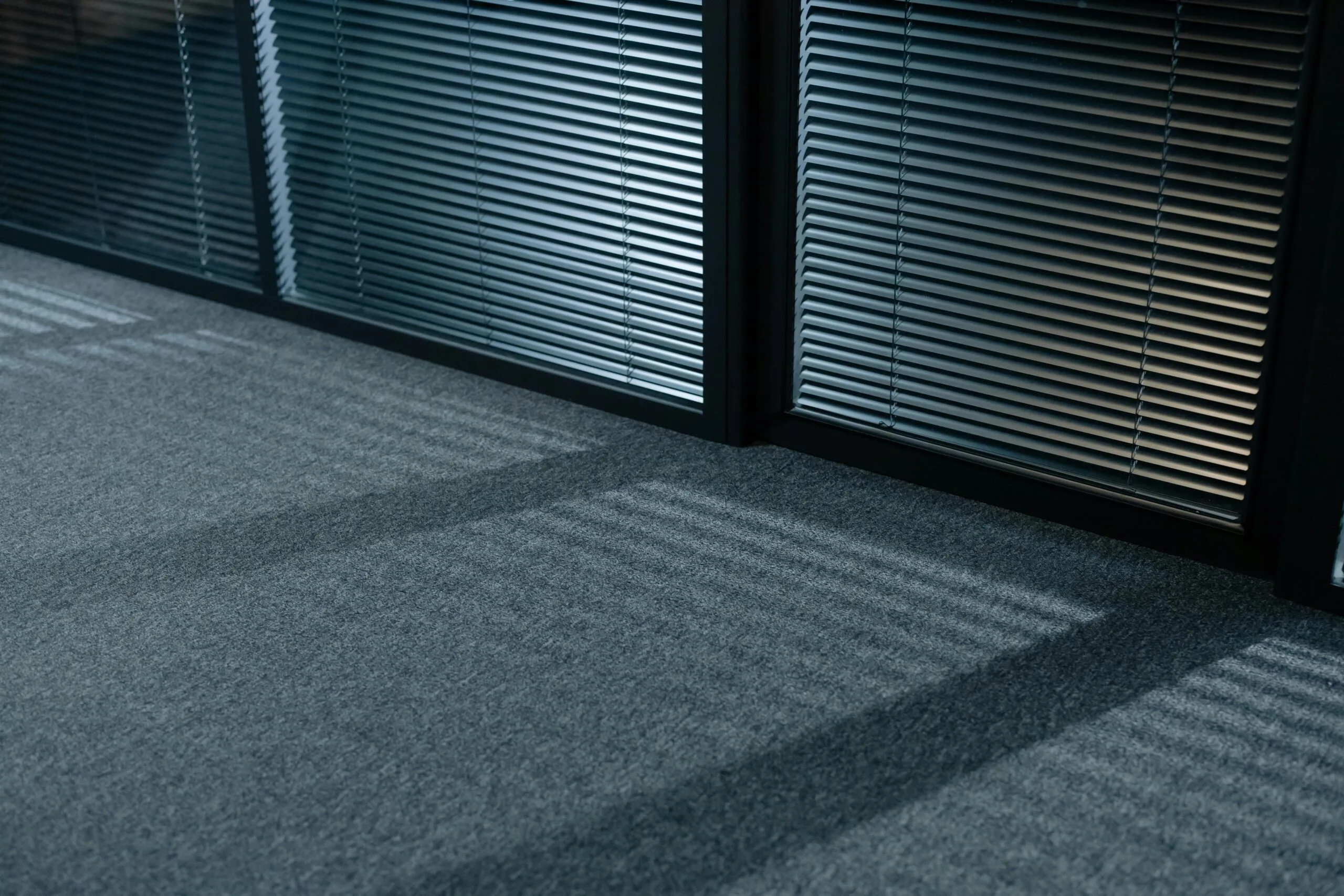 Un Tapis Peut-il Agrandir une Pièce ? Comment Maximiser l’Espace dans un Environnement professionnel.