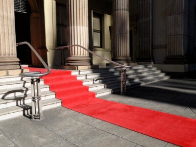 Tapis et moquettes événementielles : Les Erreurs à éviter Lors de l&rsquo;installation et de l&rsquo;entretien