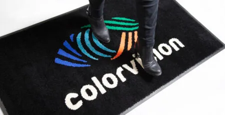 Les Tapis Logo Personnalisés : Un Outil Puissant pour Renforcer l&rsquo;Image de Marque de Votre Entreprise