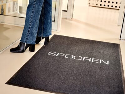 Comment les tapis d’accueil contribuent à moderniser l’apparence de votre entreprise ?