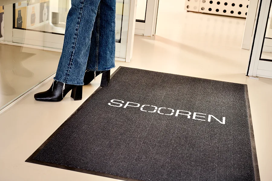 Comment les tapis d’accueil contribuent à moderniser l’apparence de votre entreprise ?