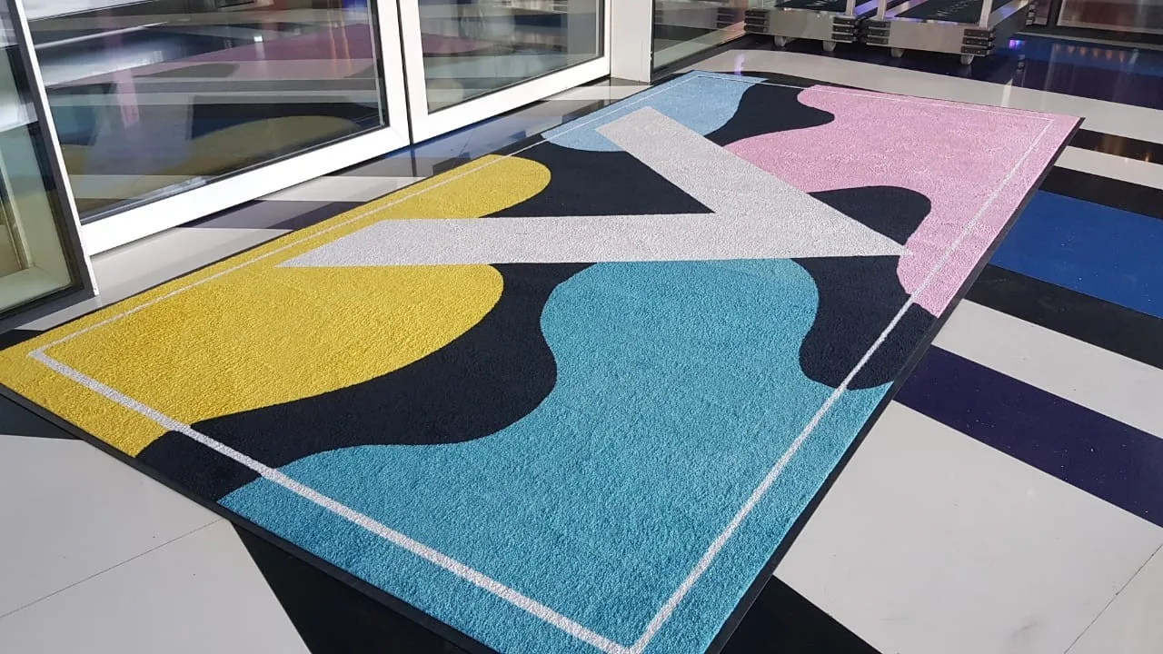 Tapis d’entrée personnalisés : Comment les utiliser pour améliorer l’accueil de vos visiteurs ?