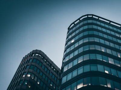 Quels types de tapis d&rsquo;entrée offrent la meilleure durabilité pour les environnements professionnels ?