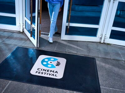 Pourquoi choisir un tapis logo en caoutchouc pour un environnement à fort trafic dans un commerce ?