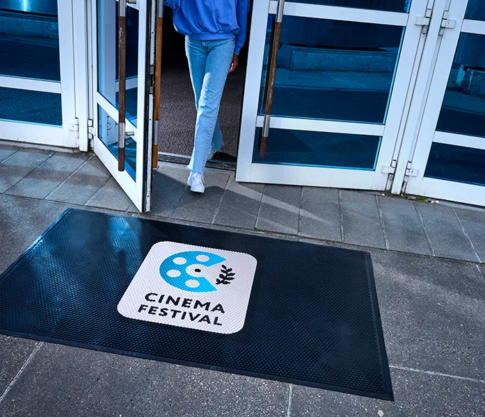 Pourquoi choisir un tapis logo en caoutchouc pour un environnement à fort trafic dans un commerce ?