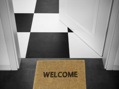 Tapis en Fibre Coco vs Tapis Logo en Fibre Synthétique : Quel Choisir pour Votre Entreprise ?