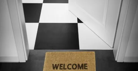Tapis en Fibre Coco vs Tapis Logo en Fibre Synthétique : Quel Choisir pour Votre Entreprise ?