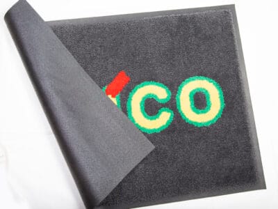 Faut-il choisir un tapis en fibre naturelle ou synthétique pour un environnement professionnel ?