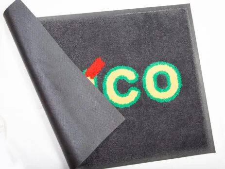 Faut-il choisir un tapis en fibre naturelle ou synthétique pour un environnement professionnel ?