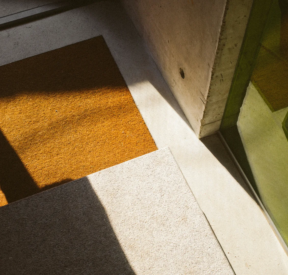 Tapis Extérieur vs Tapis Intérieur pour Entreprise : Quelle Différence et Comment Choisir ?