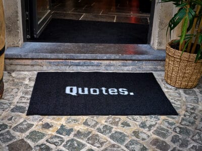 Les tapis logo sont-ils adaptés pour un usage extérieur ?