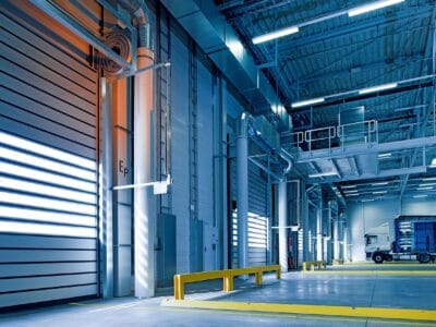 Bacs de rétention pliables avec ou sans équerres : Quel choix pour optimiser la sécurité dans votre entreprise ?