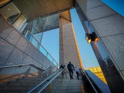 Quels Matériaux Privilégier pour un Tapis d&rsquo;Entrée en Milieu Professionnel ?