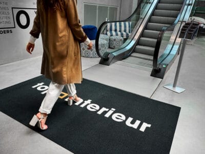 Comment garantir une installation professionnelle et sans erreur de tapis dans un espace commercial ?