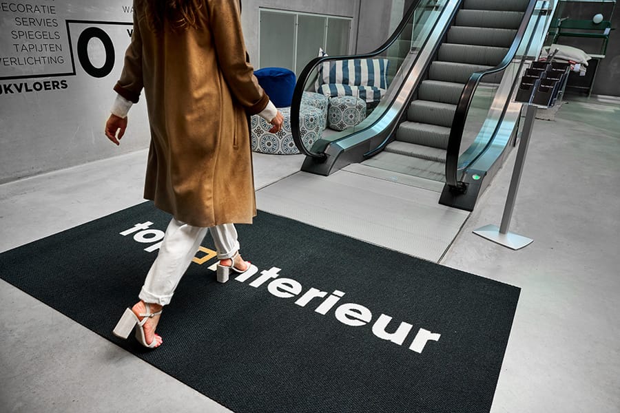 Comment garantir une installation professionnelle et sans erreur de tapis dans un espace commercial ?
