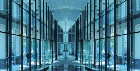 Tapis en caoutchouc : une solution adaptée pour une utilisation intérieure et extérieure ?