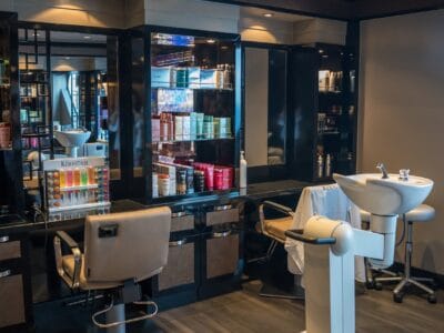 Comment les tapis personnalisés peuvent améliorer l’expérience client dans votre salon de coiffure 💇♂️💇♀️