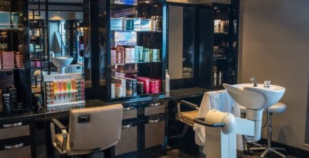 Comment les tapis personnalisés peuvent améliorer l&rsquo;expérience client dans votre salon de coiffure 💇‍♂️💇‍♀️