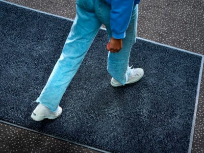 Comment installer un tapis d’entrée professionnel sur un sol irrégulier ? 🌟
