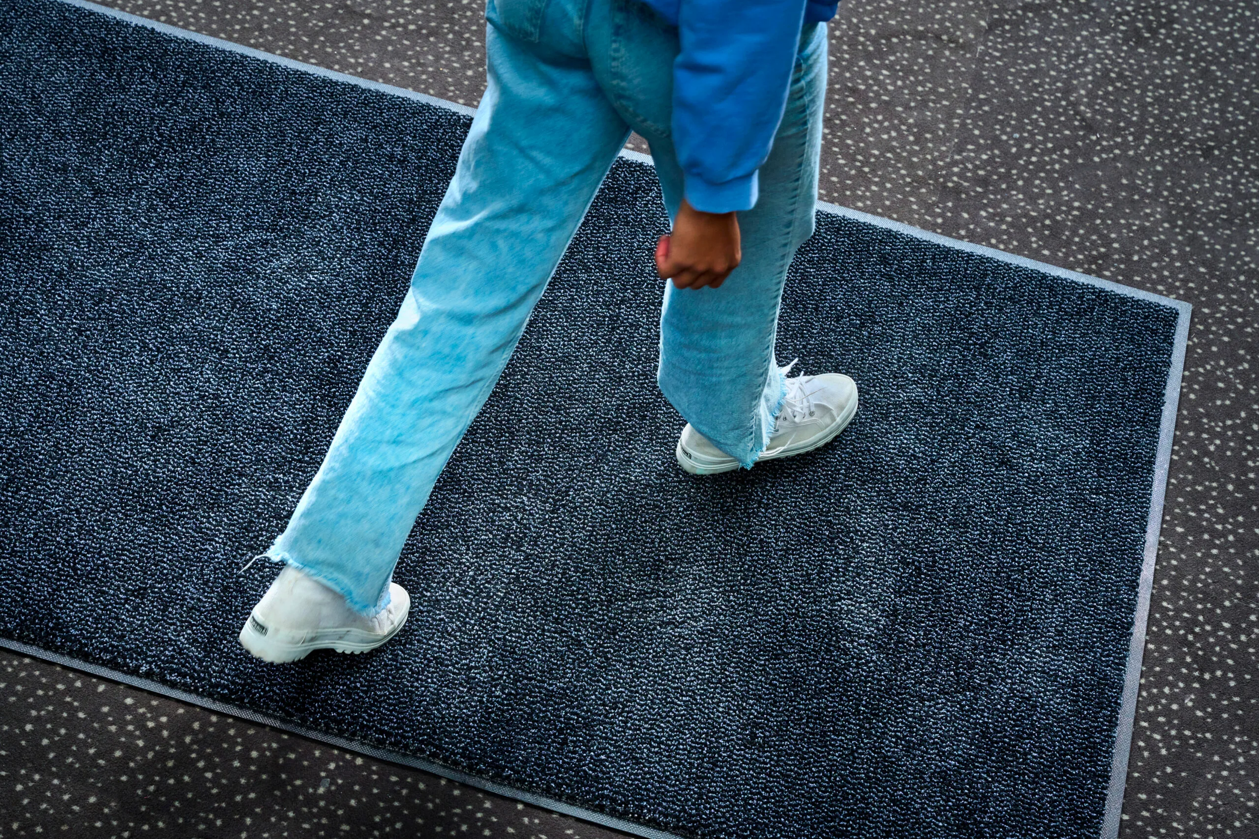 Comment installer un tapis d’entrée professionnel sur un sol irrégulier ? 🌟