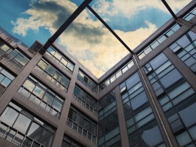 L’importance des tapis pour la gestion des zones à fort trafic dans les centres commerciaux et lieux publics 🏬