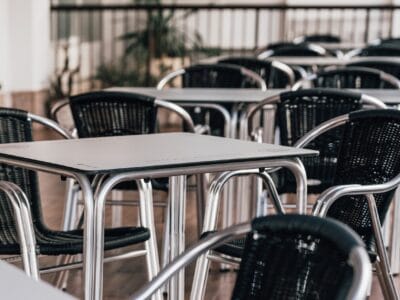 Quels types de tapis d’extérieur choisir pour les terrasses de restaurant ou hôtel ?