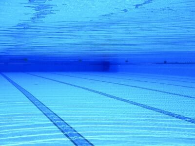 Pourquoi utiliser un tapis antidérapant dans les piscines, spas et zones humides ?