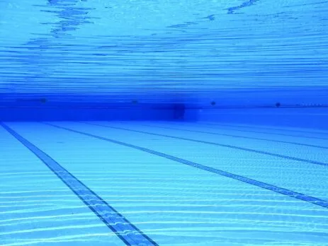 Pourquoi utiliser un tapis antidérapant dans les piscines, spas et zones humides ?