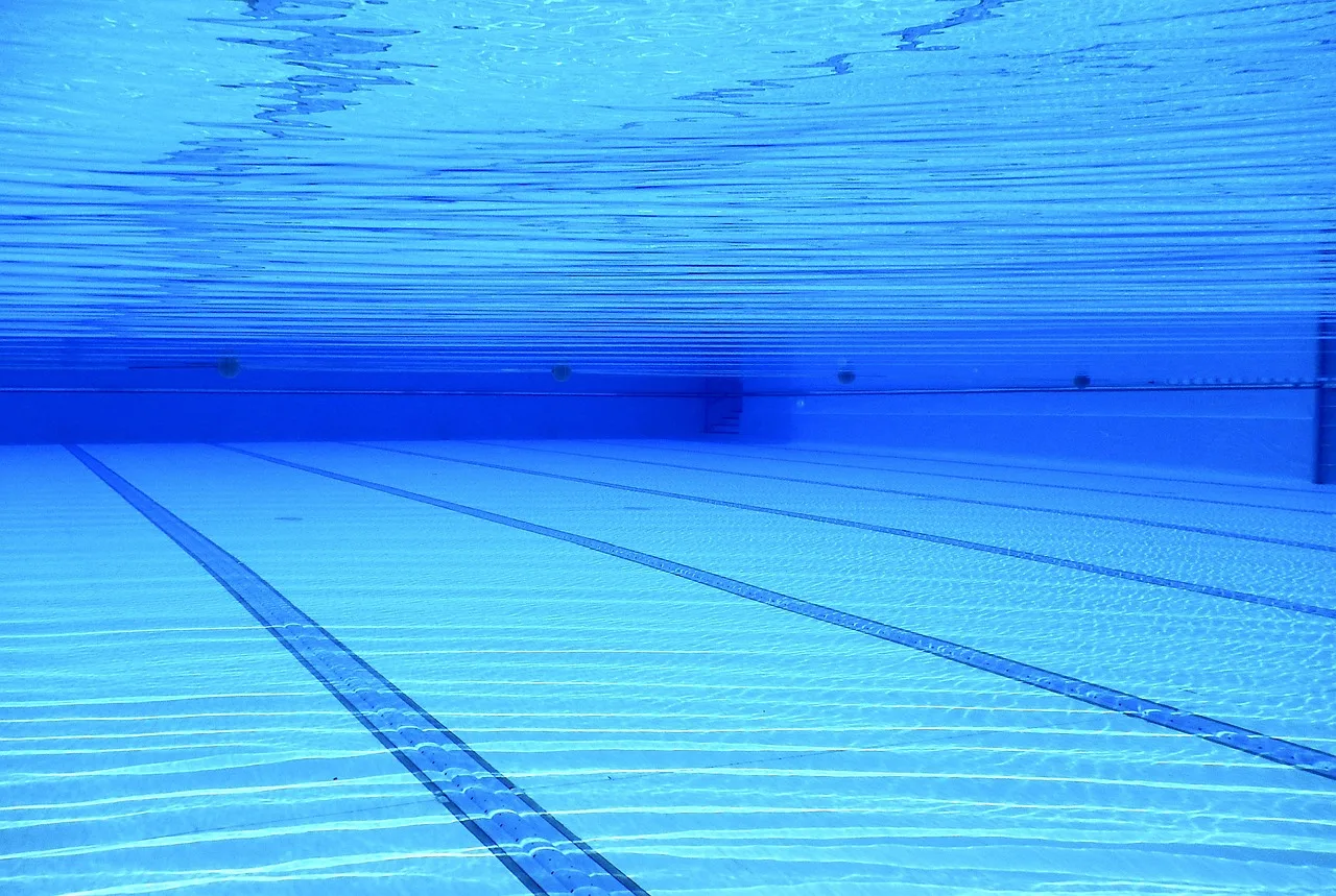 Pourquoi utiliser un tapis antidérapant dans les piscines, spas et zones humides ?
