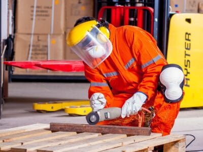 Comment choisir un tapis de sécurité pour un environnement industriel ? 🏭⚠️
