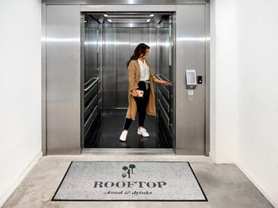 Tapis personnalisés pour zones d’accueil : pourquoi l’impression visuelle est cruciale pour votre entreprise avec Tapis-Logo 🎨