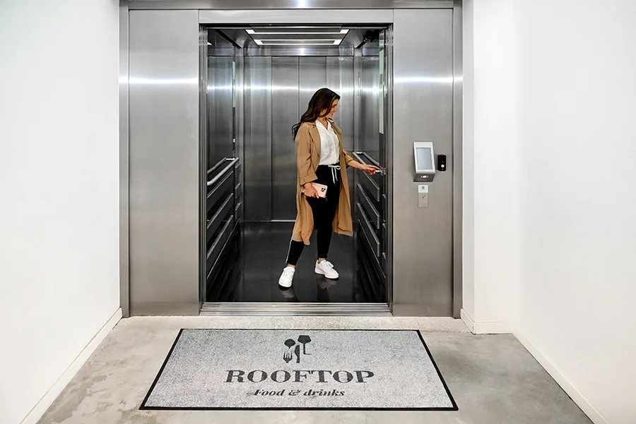 Tapis personnalisés pour zones d’accueil : pourquoi l’impression visuelle est cruciale pour votre entreprise avec Tapis-Logo 🎨