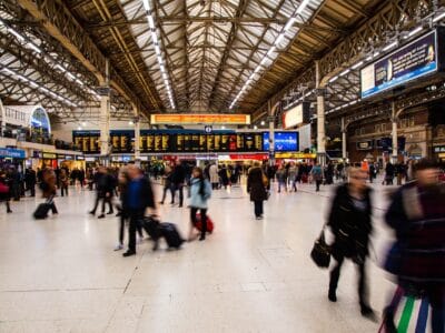 Tapis pour gares : pourquoi ces solutions peuvent améliorer l’agencement de vos espaces et fluidifier la circulation des passagers 🚉