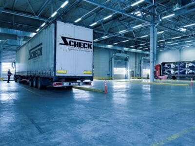Comment Choisir des Tapis pour Zones de Haute Sécurité (Usines, Entrepôts) tout en Respectant les Normes de Sécurité ? 🏭