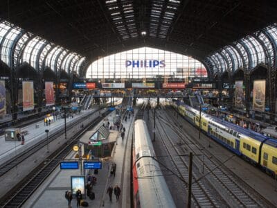 Tapis personnalisés dans les gares : l’outil clé pour renforcer l’image de votre gare et attirer l’attention des voyageurs 🚉