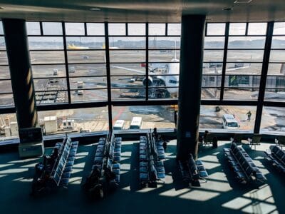Tapis antidérapants pour aéroports : la solution incontournable pour prévenir les chutes et accidents dans les zones à fort passage 🛫