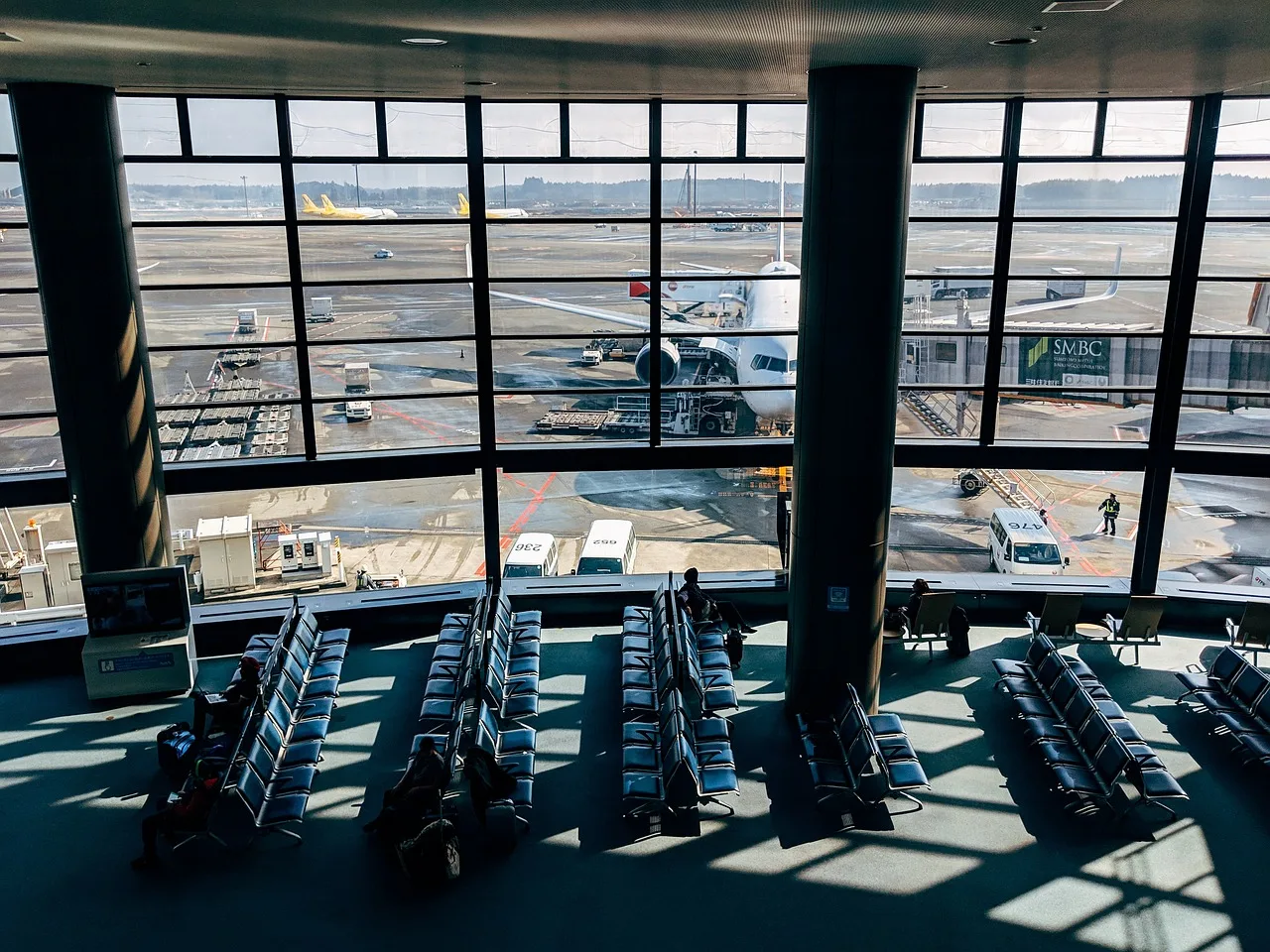 Tapis antidérapants pour aéroports : la solution incontournable pour prévenir les chutes et accidents dans les zones à fort passage 🛫