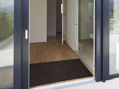 Tapis anti-salissure vs tapis absorbant : quelle différence et quel choix pour vous ?