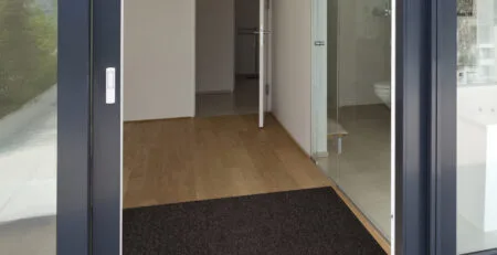 Tapis anti-salissure vs tapis absorbant : quelle différence et quel choix pour vous ?