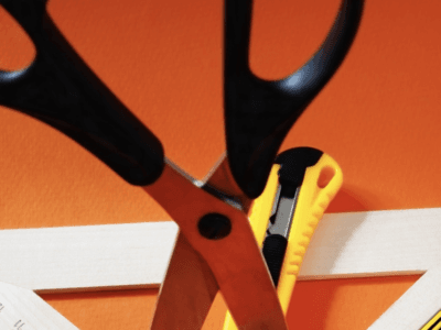 La découpe parfaite : comment adapter un tapis professionnel à des formes irrégulières sans l&rsquo;endommager ? ✂️