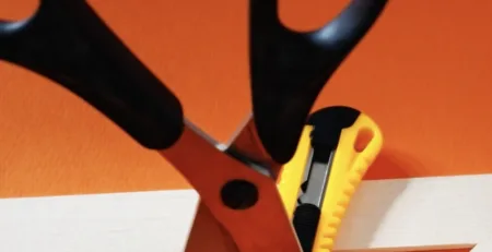 La découpe parfaite : comment adapter un tapis professionnel à des formes irrégulières sans l&rsquo;endommager ? ✂️