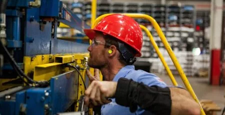 Tapis antidérapants pour zones industrielles : quelles normes de sécurité doivent être respectées ? 🚧