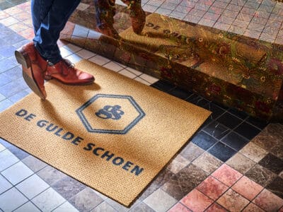 Tapis sur mesure ou standard : quel choix est le plus rentable ?