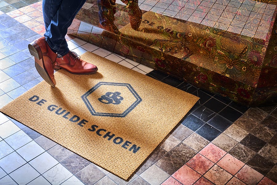 Tapis sur mesure ou standard : quel choix est le plus rentable ?